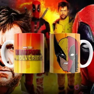 Taza de sublimación blanca con ilustración de perfil de Wolverine fusionado con medio rostro de Deadpool, sobre fondo degradado rojo y amarillo.
