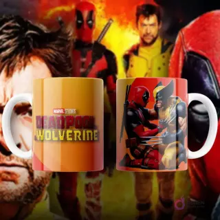 Taza de sublimación blanca con diseño que muestra las mitades de los rostros de Wolverine y Deadpool fusionadas, fondo amarillo y rojo.