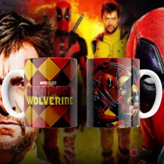 Taza de sublimación blanca con ilustración de Deadpool y Wolverine en pose de combate, sobre fondo vibrante amarillo y rojo.