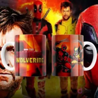 Taza de sublimación blanca con diseño vibrante de Deadpool y Wolverine en acción, sobre fondo con patrones de cuadros rojo y negro.