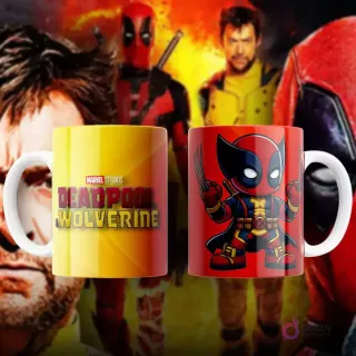 Taza de sublimación blanca con Deadpool y Wolverine en una pose de lucha dinámica sobre un fondo geométrico rojo con rayos.