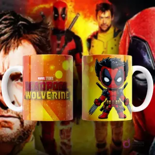 Taza de sublimación blanca con diseño chibi de Deadpool con garras de Wolverine y traje combinado rojo y negro, fondo rojo y amarillo.