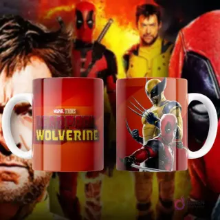 Taza de sublimación blanca con ilustración chibi de Deadpool y Wolverine, con efecto de brillo y fondo degradado naranja y amarillo.