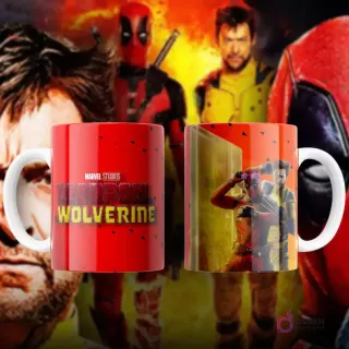 Taza de sublimación blanca con Wolverine en primer plano con garras y Deadpool detrás, en pose heroica, fondo rojo oscuro.