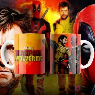 Taza de sublimación blanca con Deadpool y Wolverine mirando hacia adelante a través de un marco geométrico rojo y amarillo.