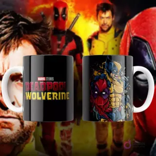 Taza de sublimación blanca con Wolverine y Deadpool en una intensa confrontación, Wolverine gritando, sobre fondo naranja y rojo.