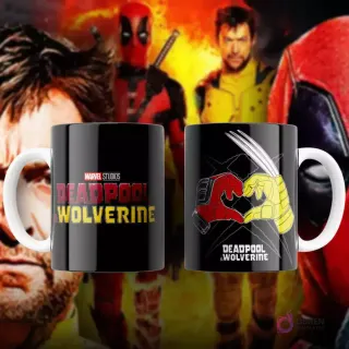 Taza de sublimación negra con diseño de arte callejero de las máscaras de Deadpool y Wolverine con un efecto de salpicadura de pintura, texto 'Deadpool & Wolverine'.