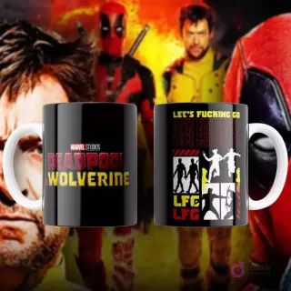 Taza de sublimación negra con diseño de manos de Deadpool y Wolverine formando un corazón, con las garras de Wolverine, texto 'Deadpool & Wolverine'.