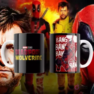 Taza de sublimación negra con siluetas de Deadpool y Wolverine sobre un círculo rojo, con el texto 'The adventures of Deadpool & Wolverine'.