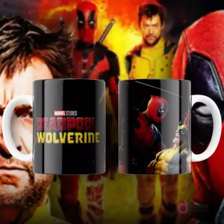 Taza de sublimación negra con Deadpool disparando una pistola, con efecto de viñetas 'BANG BANG BANG', estilo cómic retro.