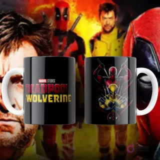Taza de sublimación negra con Deadpool y Wolverine en un estilo de ilustración moderna y vibrante, fondo oscuro con detalles.