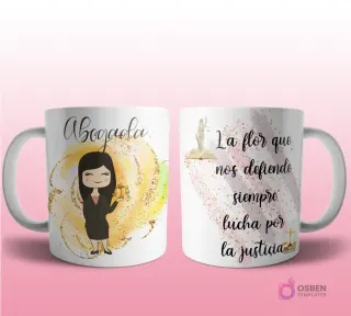 Mug mockup con diseño de abogada caricaturizada de cabello oscuro con traje negro, sosteniendo balanza de la justicia, sobre fondo abstracto dorado y frase 'La flor que nos defiende siempre lucha por la justicia'.
