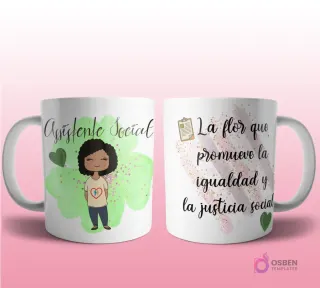 Mug mockup con diseño de asistente social caricaturizada de cabello oscuro con camiseta blanca y corazón, sobre fondo abstracto verde con brillos y frase 'La flor que promueve la igualdad y la justicia social'.