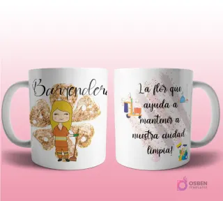 Mug mockup con diseño de bombera caricaturizada de cabello oscuro con uniforme rojo y hacha, sobre fondo abstracto azul y rojo con brillos y frase 'La flor que nos ayuda cuando estamos en peligro'.