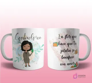 Mug mockup con diseño de cosmetóloga caricaturizada de cabello rubio con uniforme beige, sosteniendo una planta, sobre fondo abstracto rosa con brillos y frase 'La flor que cuida nuestra belleza'.