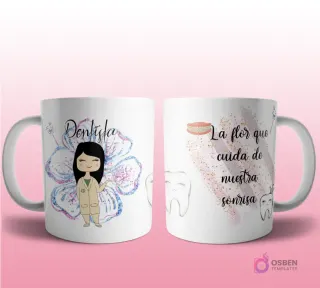 Mug mockup con diseño de enfermera caricaturizada de cabello oscuro con uniforme médico, haciendo señal de ok, sobre fondo de flor morada con brillos y frase 'La flor que cuida nuestro bien más importante. La vida!', con íconos médicos.