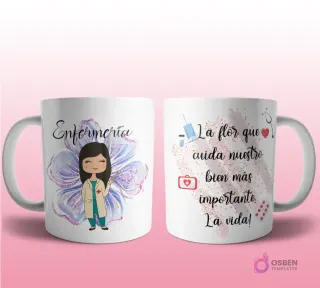 Mug mockup con diseño de estilista caricaturizada de cabello rubio con chaleco rojo, sosteniendo tijeras, sobre fondo abstracto rosa con brillos y frase 'La flor que ayuda a cuidar nuestra belleza y autoestima', con elementos de peluquería.