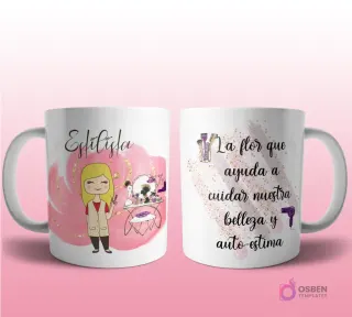Mug mockup con diseño de farmacéutica caricaturizada de cabello rubio con bata de laboratorio, sosteniendo un frasco de pastillas, sobre fondo abstracto violeta y dorado con brillos y frase 'La flor que ayuda a cuidar nuestra salud'.
