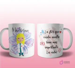 Mug mockup con diseño de nutricionista caricaturizada de cabello oscuro con bata de laboratorio, sosteniendo una manzana, sobre fondo de flor morada con brillos y frase 'La flor que cuida de nuestro cuerpo y de nuestra salud'.