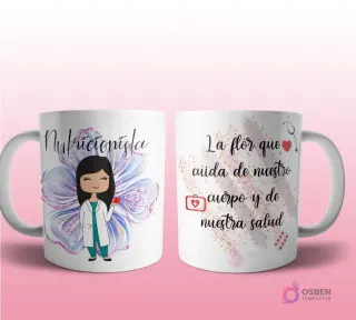 Mug mockup con diseño de terapeuta ocupacional caricaturizada de cabello rubio con bata de laboratorio, sosteniendo una planta, sobre fondo de flor de loto rosa con brillos y frase 'La flor que ayuda a encontrar el camino de la posibilidad y la realización'.