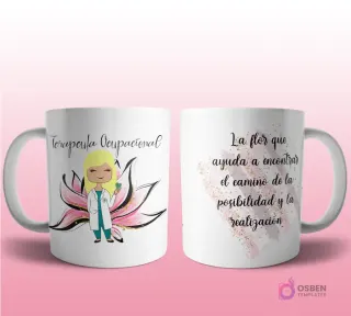 Mug mockup con diseño de periodista caricaturizada de cabello oscuro con traje rojo y micrófono, sobre fondo de flor morada con brillos y frase 'La flor que sintoniza a las personas con el mundo!', con íconos de noticias y comunicación.