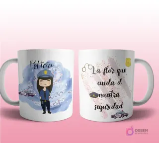 Mug mockup con diseño de profesora caricaturizada de cabello oscuro con gafas y bata, señalando una pizarra, sobre fondo abstracto azul y rosa con brillos y frase 'La flor que nos da lecciones de vida', con íconos de escuela y búho.