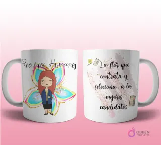 Mug mockup con diseño de secretaria caricaturizada de cabello oscuro con headset y blusa clara, sobre fondo de flor rosa con brillos y frase 'La flor que ayuda a organizar la vida!', con íconos de oficina.