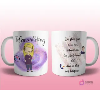 Mug mockup con diseño de veterinaria caricaturizada de cabello oscuro con bata de laboratorio, con perro y gato, sobre fondo abstracto rosa y verde con brillos y frase 'La flor que ayuda a cuidar a nuestras Mascotas'.