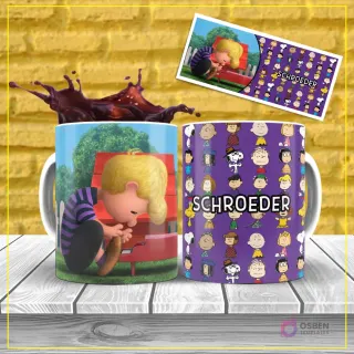 Diseño de sublimación para taza del personaje Schroeder de Peanuts, tocando su piano de juguete, sobre un fondo púrpura con patrón de personajes.