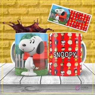 Diseño de sublimación para taza del perro Snoopy de Peanuts, posando frente a su casa roja, sobre un fondo rojo vibrante con patrón de personajes.