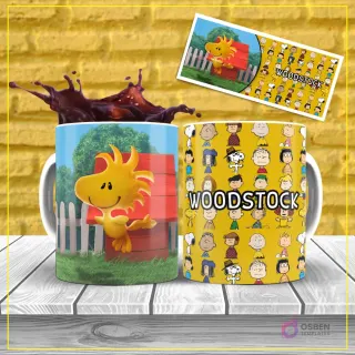 Diseño de sublimación para taza del pájaro Woodstock de Peanuts, amigo de Snoopy, volando alegremente, sobre un fondo amarillo con patrón de personajes.