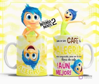 Plantilla sublimación taza Alegría Intensamente 2, personaje amarillo sonriendo con cabello corto azul y fondo de ondas amarillas, frase 'Con o sin CAFÉ la ALEGRÍA está asegurada, pero con la taza llena de café ¡AÚN MEJOR!'.