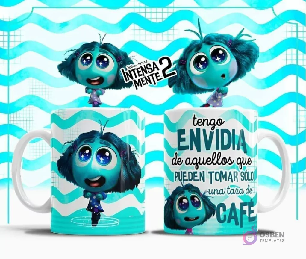 Plantilla sublimación taza Envidia Intensamente 2, personaje azul oscuro pequeño con grandes ojos verdes y fondo de ondas celestes, frase 'Tengo ENVIDIA de aquellos que pueden tomar solo una taza de CAFÉ'.
