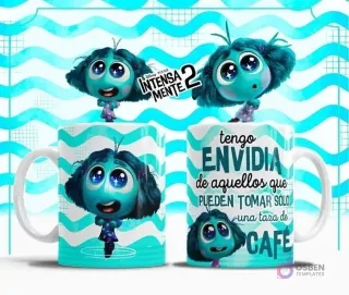 Plantilla sublimación taza Envidia Intensamente 2, personaje azul oscuro pequeño con grandes ojos verdes y fondo de ondas celestes, frase 'Tengo ENVIDIA de aquellos que pueden tomar solo una taza de CAFÉ'.