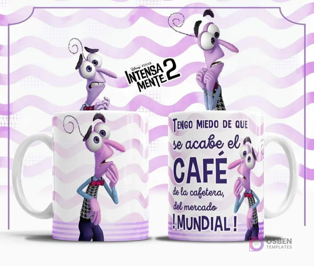 Plantilla sublimación taza Miedo Intensamente 2, personaje morado asustado con corbatín y fondo de ondas moradas claras, frase 'Tengo MIEDO de que se acabe el CAFÉ de la cafetera, del mercado ¡MUNDIAL!'.