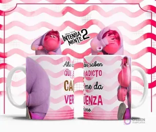 Plantilla sublimación taza Vergüenza Intensamente 2, personaje rosa tímido y encorvado con sudadera, fondo de ondas rosas, frase 'Ahora todos saben QUE soy adicto al CAFÉ me da VERGÜENZA eso'.