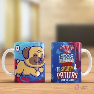 Taza sublimada con dibujo de pug corriendo y frase 'Sabes que Eres afortunado CUANDO te siguen 4 PATITAS por la casa'