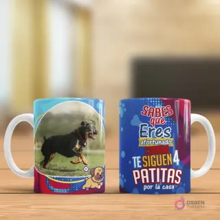 Mug sublimado con foto de perro negro corriendo y frase 'Sabes que Eres afortunado CUANDO te siguen 4 PATITAS por la casa'