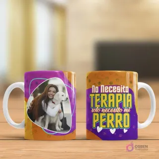 Mug sublimado con foto de mujer abrazando golden retriever y frase 'No Necesito TERAPIA solo necesito mi PERRO'