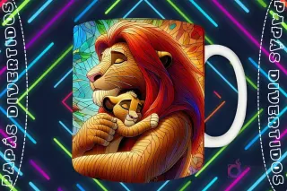 Mockup de taza blanca con diseño de Mufasa abrazando a Simba en estilo vitral, ambos con ojos cerrados, fondo oscuro con luces de neón 'PAPÁS DIVERTIDOS'.