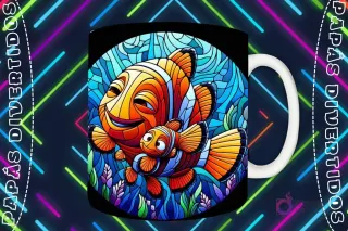 Mockup de taza blanca con diseño de pez payaso adulto y pez payaso bebé (Nemo) nadando y abrazándose en estilo vitral, fondo marino oscuro.