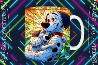 Mockup de taza blanca con diseño de Pongo el dálmata abrazando a un cachorro dálmata en estilo vitral, fondo oscuro con luces de neón 'PAPÁS DIVERTIDOS'.