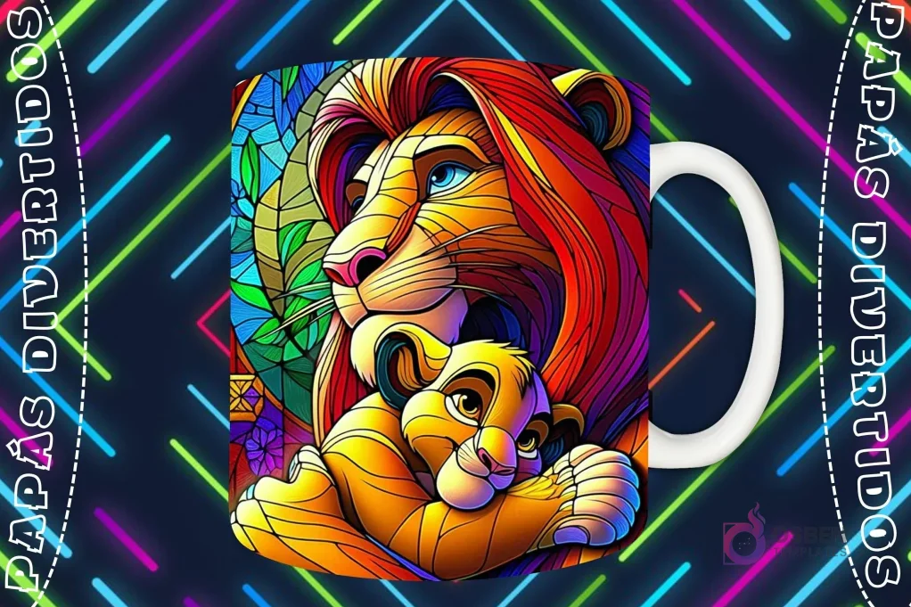 Mockup de taza blanca con diseño de Mufasa abrazando a Simba en estilo vitral, Simba mirando a Mufasa, fondo oscuro con luces de neón 'PAPÁS DIVERTIDOS'.