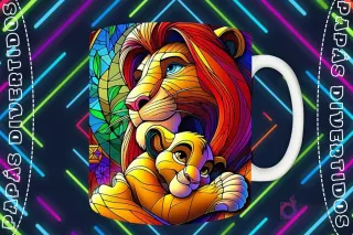 Mockup de taza blanca con diseño de Mufasa abrazando a Simba en estilo vitral, Simba mirando a Mufasa, fondo oscuro con luces de neón 'PAPÁS DIVERTIDOS'.