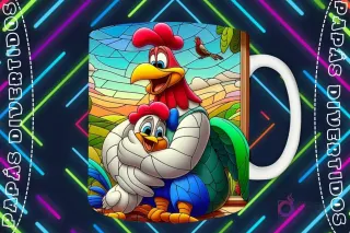 Mockup de taza blanca con diseño del Gallo Claudio abrazando a un pollito en estilo vitral, fondo de paisaje rural y luces de neón 'PAPÁS DIVERTIDOS'.