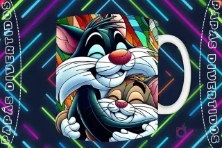 Mockup de taza blanca con diseño de gato padre y gato pequeño (personajes de estilo clásico) abrazándose en estilo vitral, fondo oscuro con luces de neón 'PAPÁS DIVERTIDOS'.