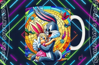 Mockup de taza blanca con diseño de Bugs Bunny abrazando a Lola Bunny en estilo vitral, con mariposas y pájaros, fondo oscuro con luces de neón 'PAPÁS DIVERTIDOS'.