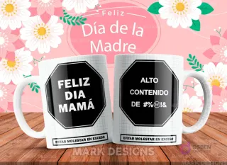 Diseño humorístico de taza del Día de la Madre con 'Alto contenido de #%!&' emulando una etiqueta de advertencia