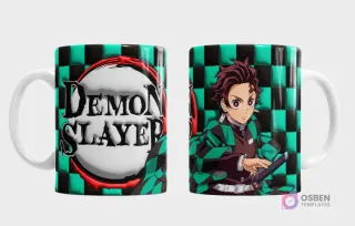 Taza con diseño de Tanjiro Kamado de Demon Slayer y logo 3D inflado sobre fondo a cuadros verde y negro