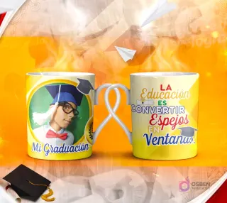 Dos tazas mockup de graduación, una con espacio para foto del graduado y otra con la frase 'Las RAÍCES de la EDUCACIÓN son Amargas pero la fruta es DULCE'.